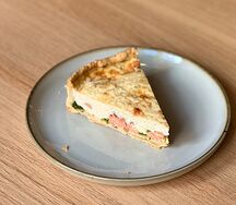 Киш с рыбкой и шпинатом