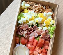 Салат с курицей и беконом