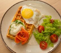 Глазунья на сырной вафле с лососем