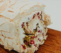 Кусочек рулет меренговый