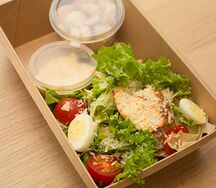 Салат Цезарь с курицей