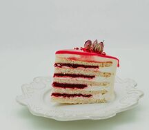 Торт Молочная девочка с малиной