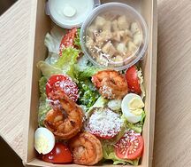 Салат Цезарь с креветками