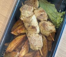 Картофельные дольки с курочкой на шпажках