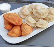 Сет 5. Вегетарианец. Вареники с картошкой, посикунчики овощные (тушёная капуста, картошка), сметана