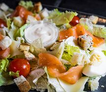 Салат Цезарь с лососем