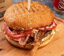 Бургер с говядиной и беконом