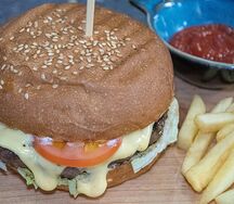 Бургер с говядиной и фри