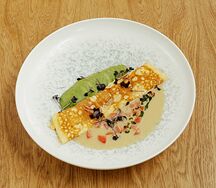 Омлет с розовыми томатами и авокадо