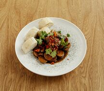 Томленые бараньи ребра в соусе с картофелем