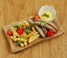 Колбаски говяжьи с картофелем фри в медово-горчичном соусе