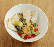 Хумус из нута с хрустящей лепешкой