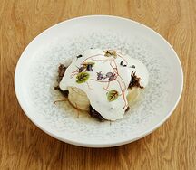 Слоеный хинкал с бычьими хвостами, карамелью и муссом из кавказского сыра