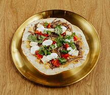 Лахмаджун с брискетом, греческим йогуртом и брынзой