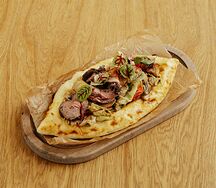 Салат с томленой говядиной в лодочке от хачапури