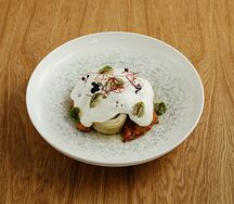 Слоеный хинкал с копченым куриным бедром ,карамелью и муссом из кавказского сыра