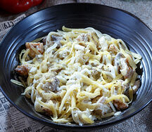 Паста с копченой курицей и грибами
