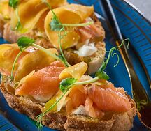 Брускетта с лососем