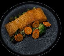 Стейк из семги с пикантными паровыми овощами