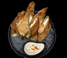 Блинчики с лососем в сливочно-икорном соусе