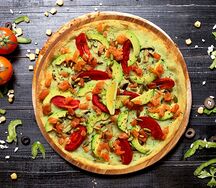 Пицца с авокадо и лососем