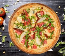 Пицца с прошутой и томатами