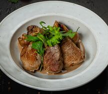 Медальоны из свинины с картофелем и грибами 