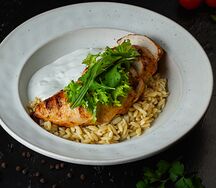 Куриное филе с орзо и соусом блю чиз