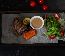 Филе миньон с перечным соусом 