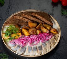 Филе сельди с чесночным картофелем