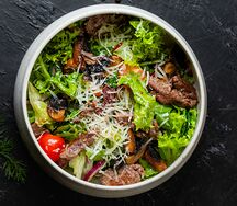 Теплый салат с телятиной