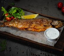 Радужная форель с миксом салатов