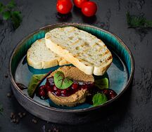 Куриный паштет с ягодным соусом