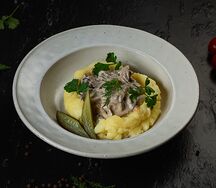Бефстроганов из говядины с картофельным пюре 