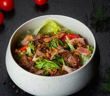 Теплый салат с куриной печенью и беконом 