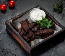 Ржаные гренки с чесночным соусом