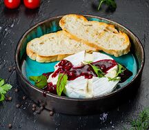 Запеченный бри с ягодным соусом 