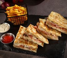 Скепасто с ветчиной, грибами и беконом