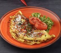 Омлет с помидорами, зеленью и сыром