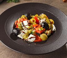 Салат Греческий с соусом песто