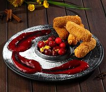 Сырные палочки c брусничным соусом