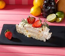 Меренговый рулет с ягодами и курдом