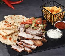 Гирос со свининой на тарелке 