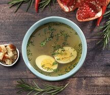 Куриный бульон с яйцом и сухариками