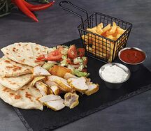 Гирос с курицей на тарелке