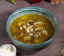 Зелёный борщ с индейкой и сметаной 