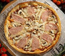 Пицца с ветчиной и грибами