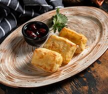 Жареный сулугуни с вишневым вареньем