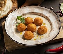 Сырные шарики с соусом баже