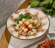 Салат с говяжьим языком и гренками